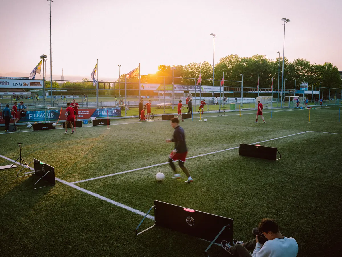 Trainingsveld van Alphense Boys met Beams in de avondzon