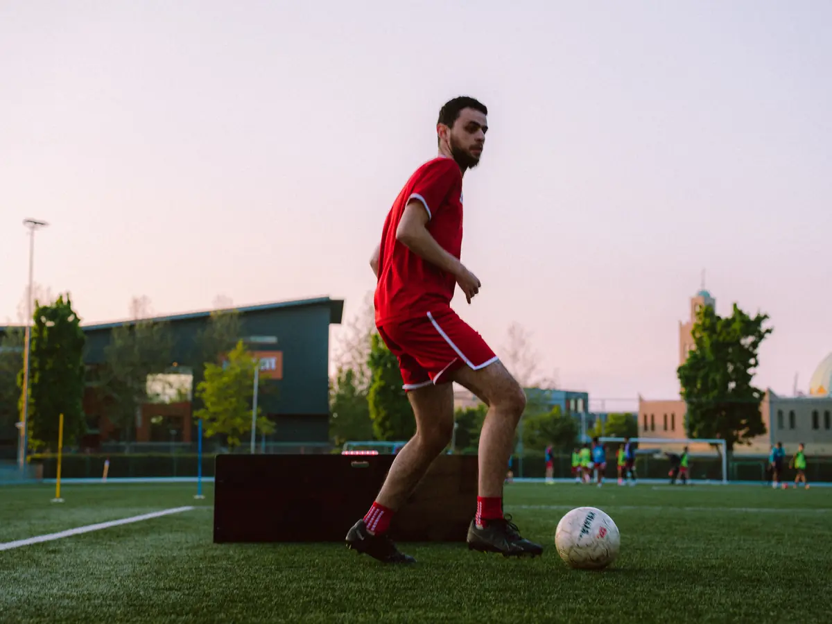 Speler van Alphense Boys speelt de bal tegen een Beam op het trainingsveld