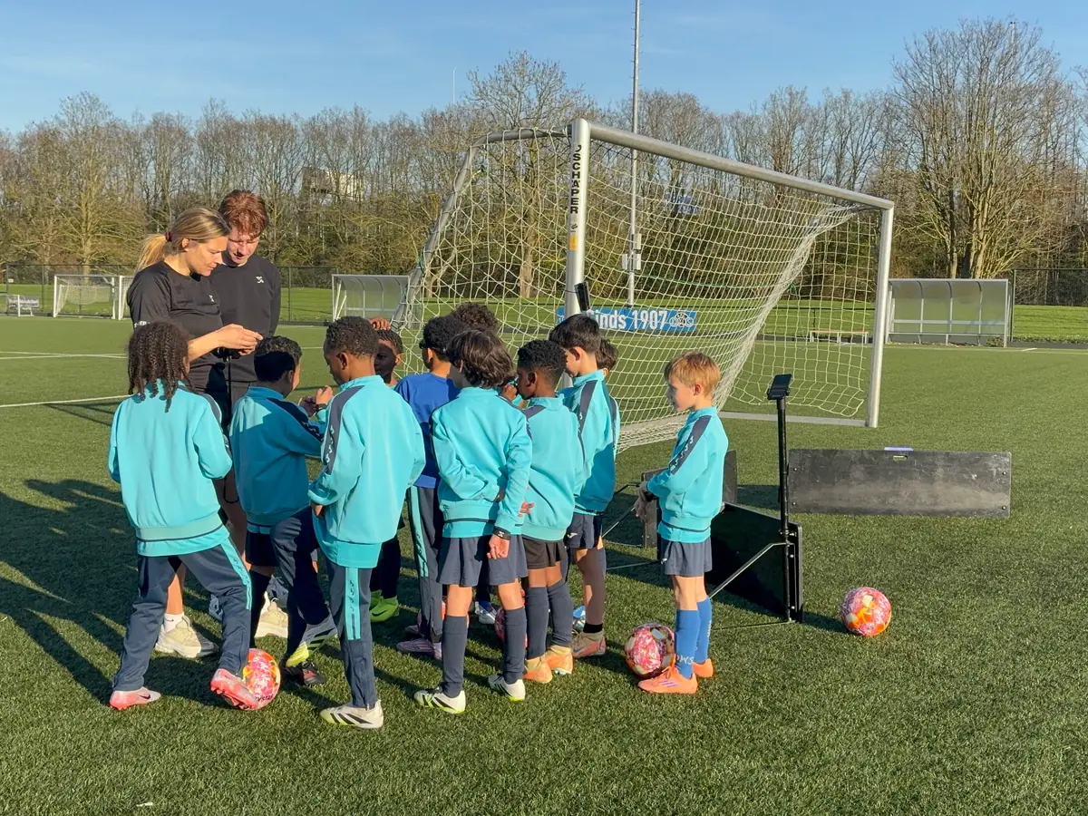 Jeugdteam van AFC DWS verzamelt zich bij de Beams voor een clinic