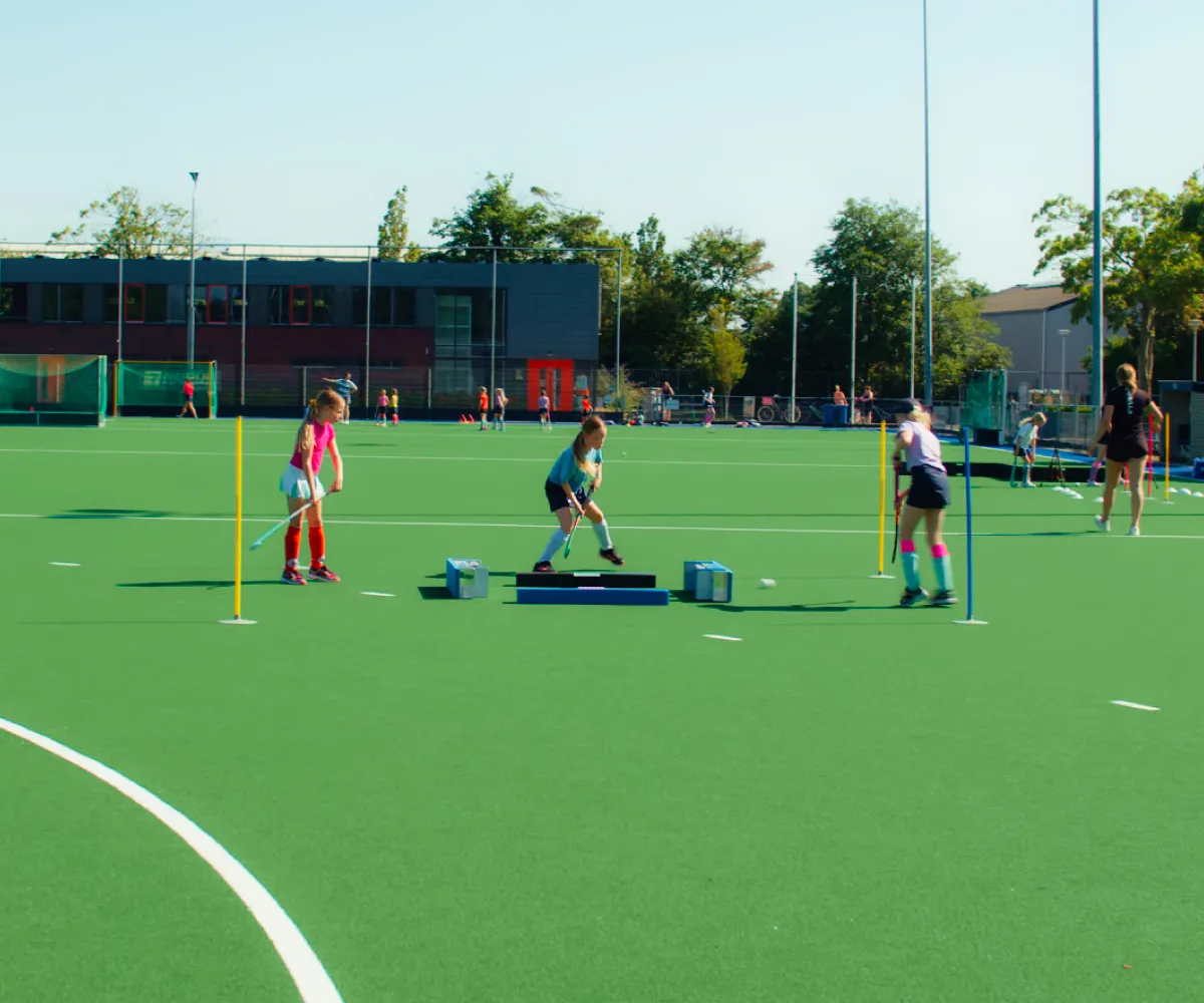 Hockey players training with the X-Skills Beams