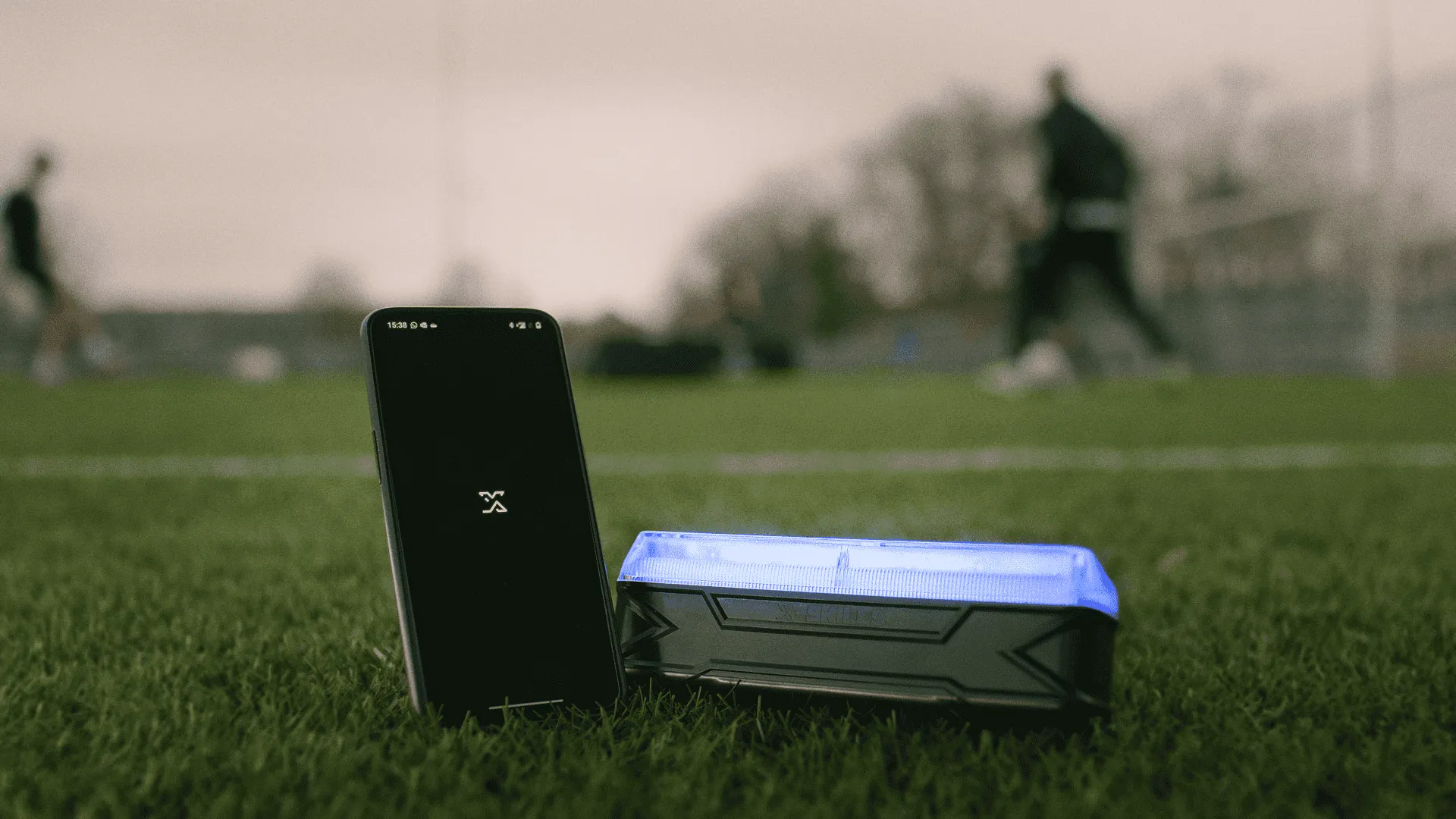 Een Beam met de app ernaast op het veld