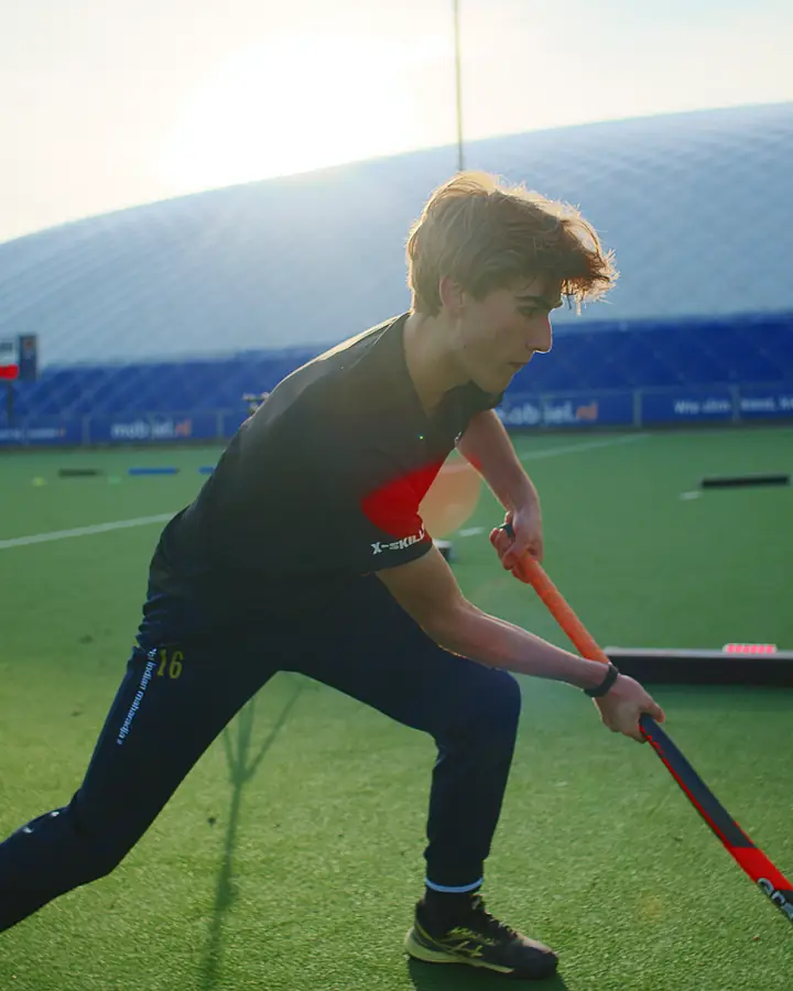 Hockey player in action on the pitch