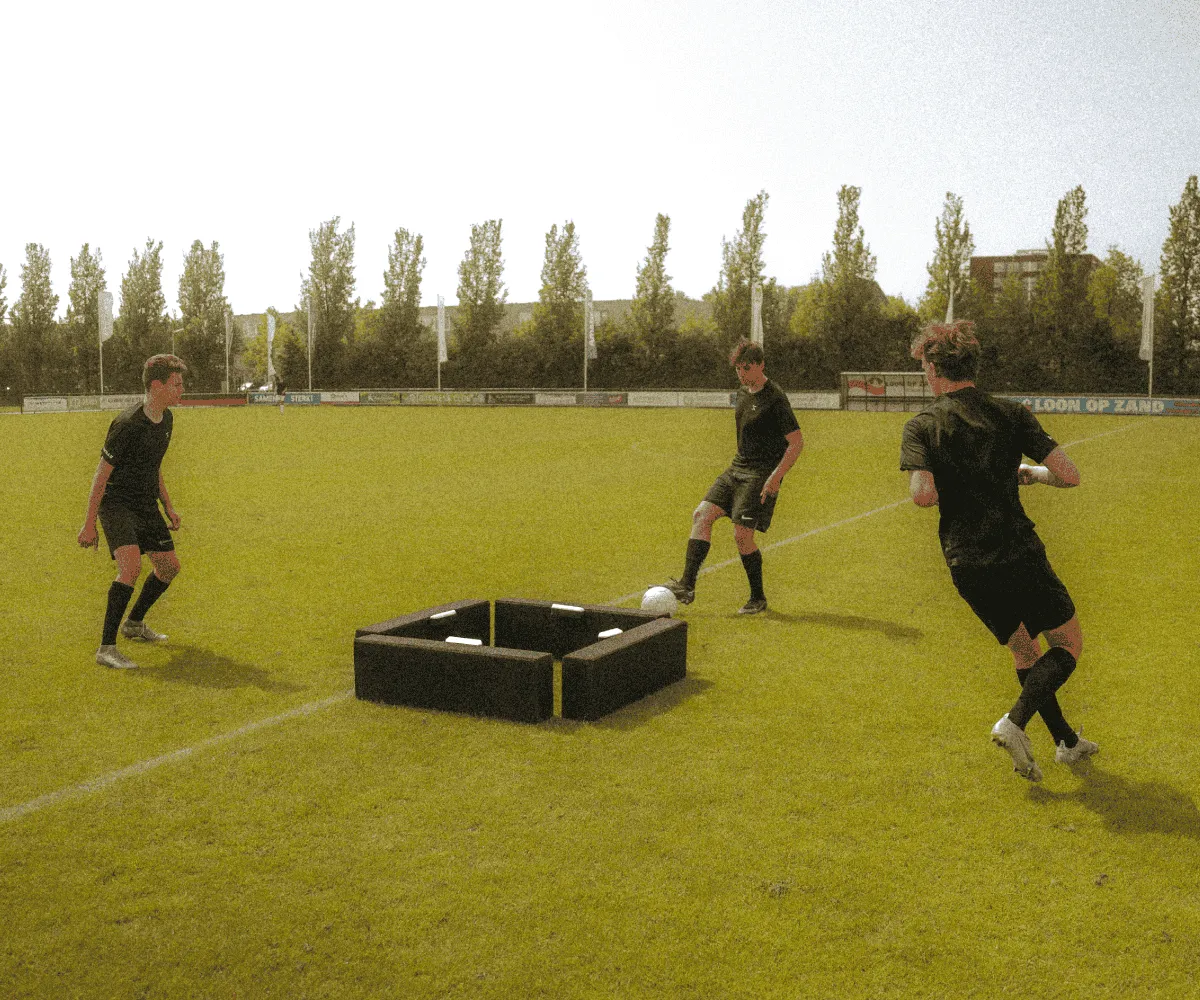 Voetballers trainen met de X-Skills Beams