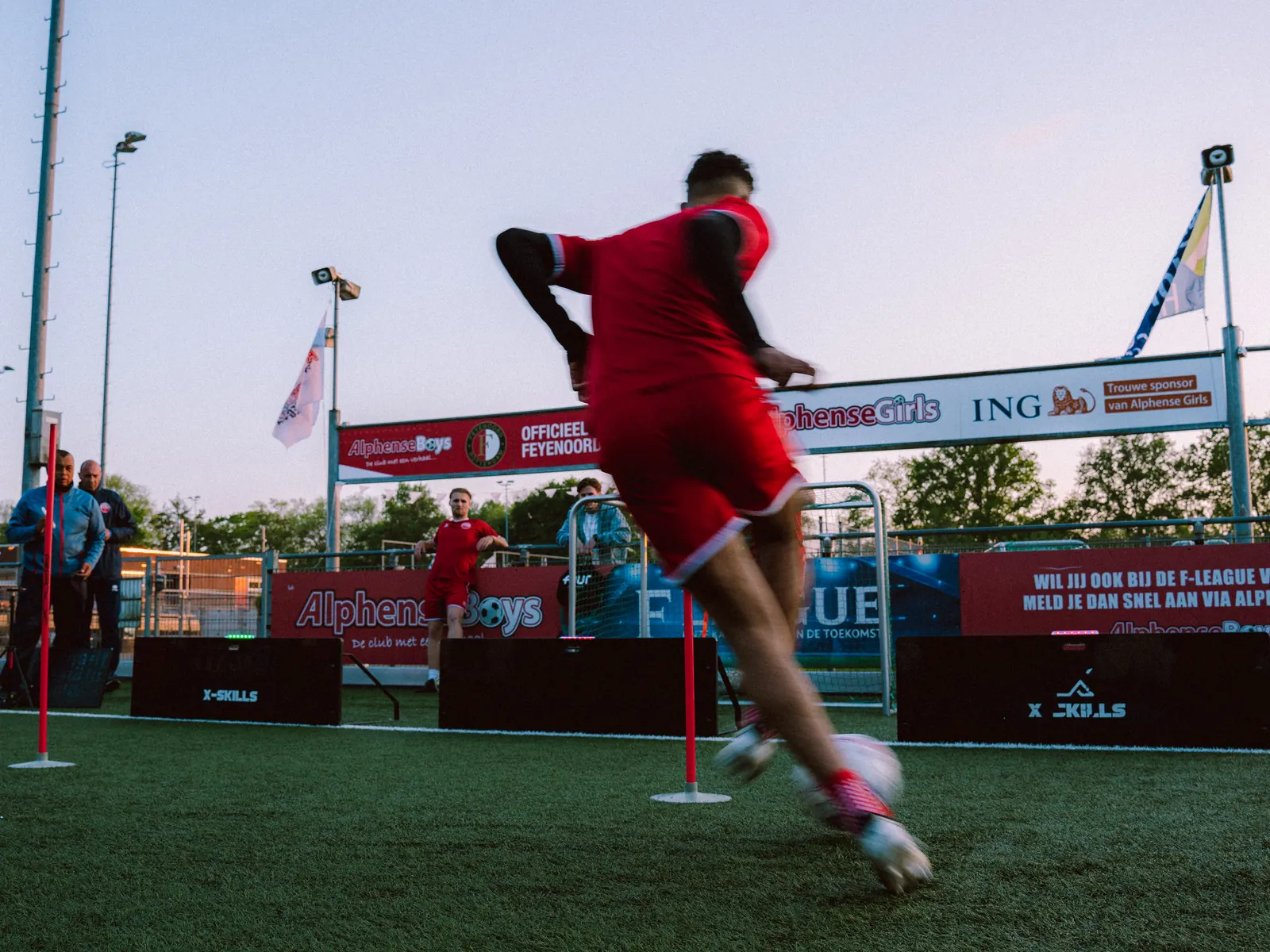 Voetballer draait weg bij een Beam tijdens een challenge